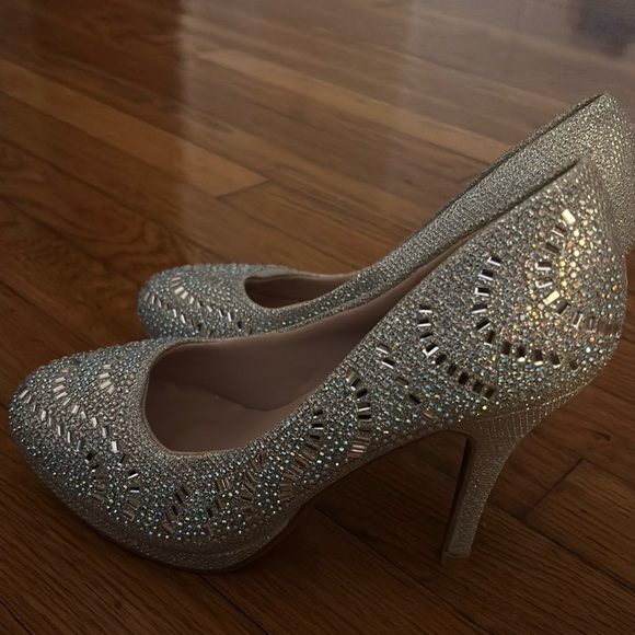 Delicacy Glittering Silver Pumps - Picture 2 of 5